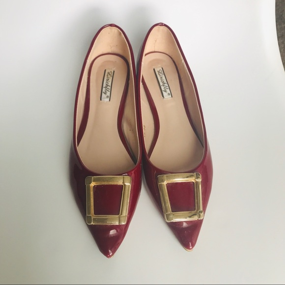 Red Pointed Leather Flats With Gold Buckle - Picture 2 of 6
